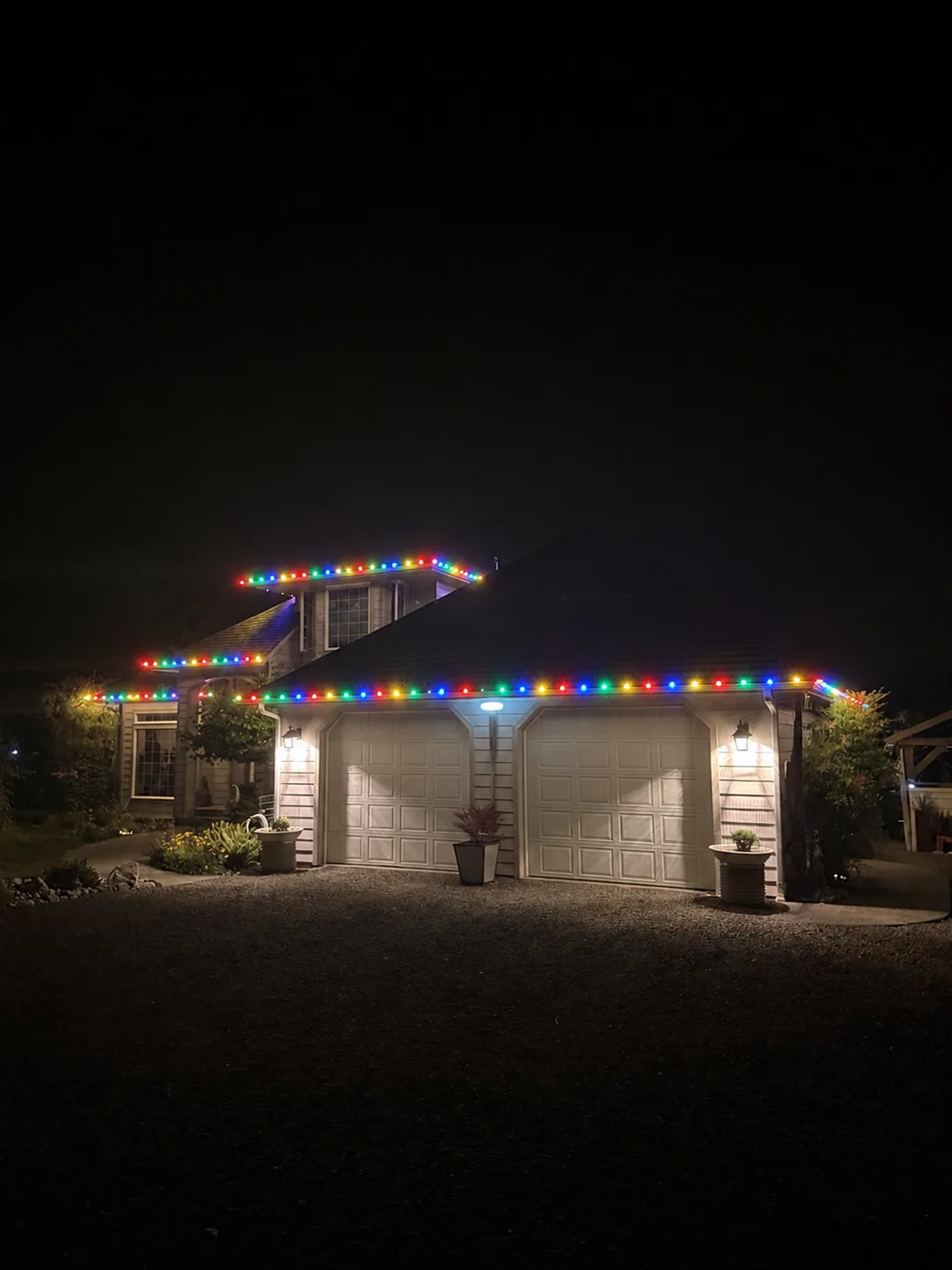 Color visualization of the same side-angle installation with red, green, blue and gold Christmas lights